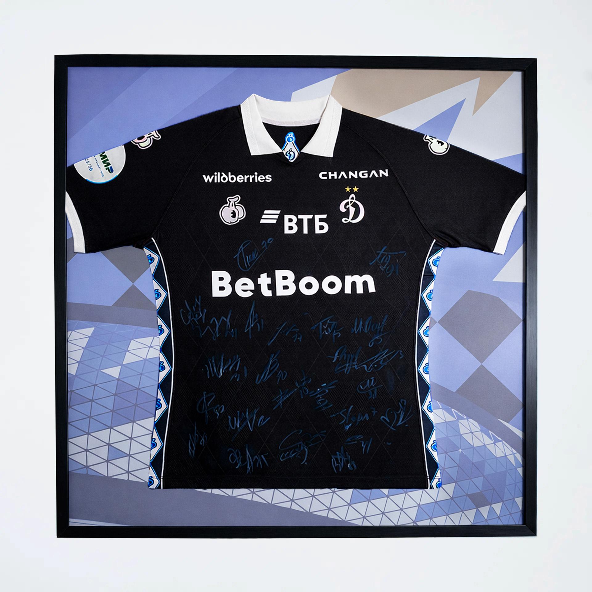 T-shirt with autographs of players 25/26